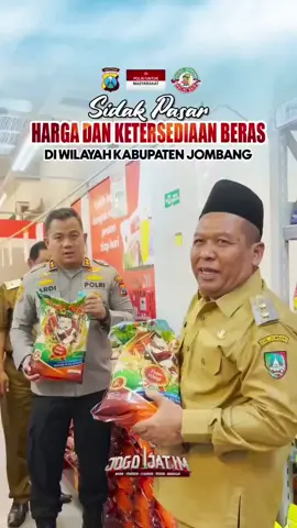 @polresjombang Salam PRESISI Kapolres Jombang AKBP Ardi Kurniawan, S.H., S.I.K., CPHR., bersama Wakil Bupati Jombang melaksanakan inspeksi mendadak (sidak) ke pasar tradisional di wilayah Kabupaten Jombang. Kegiatan ini bertujuan untuk memastikan harga dan ketersediaan beras dalam kondisi stabil serta tetap terjangkau oleh masyarakat. Dalam sidak tersebut, Kapolres dan Wakil Bupati berdialog langsung dengan pedagang maupun pembeli untuk mengetahui situasi riil di lapangan. Langkah ini diambil sebagai bentuk kepedulian pemerintah daerah bersama Polri dalam menjaga kestabilan pangan, sekaligus mengantisipasi adanya penimbunan maupun permainan harga yang dapat merugikan masyarakat. Polres Jombang bersama Forkopimda berkomitmen untuk selalu hadir di tengah masyarakat, menjaga keamanan, sekaligus memastikan kebutuhan pokok tetap terpenuhi. Dengan semangat Polisi untuk Masyarakat, Polri terus bersinergi dengan seluruh pihak demi terciptanya suasana yang adil, sejahtera, dan kondusif di Kabupaten Jombang. @kapolresjombang @ardikurniawan.05 @elflojet_interist @humaspoldajatim @divisihumaspolri @wargajombang @info_seputar_jombang @info_jombang @kodim0814jombang #Polriuntukmasyarakat #pelayananpolri #pelayananpublik #patroli #ayojogojombang