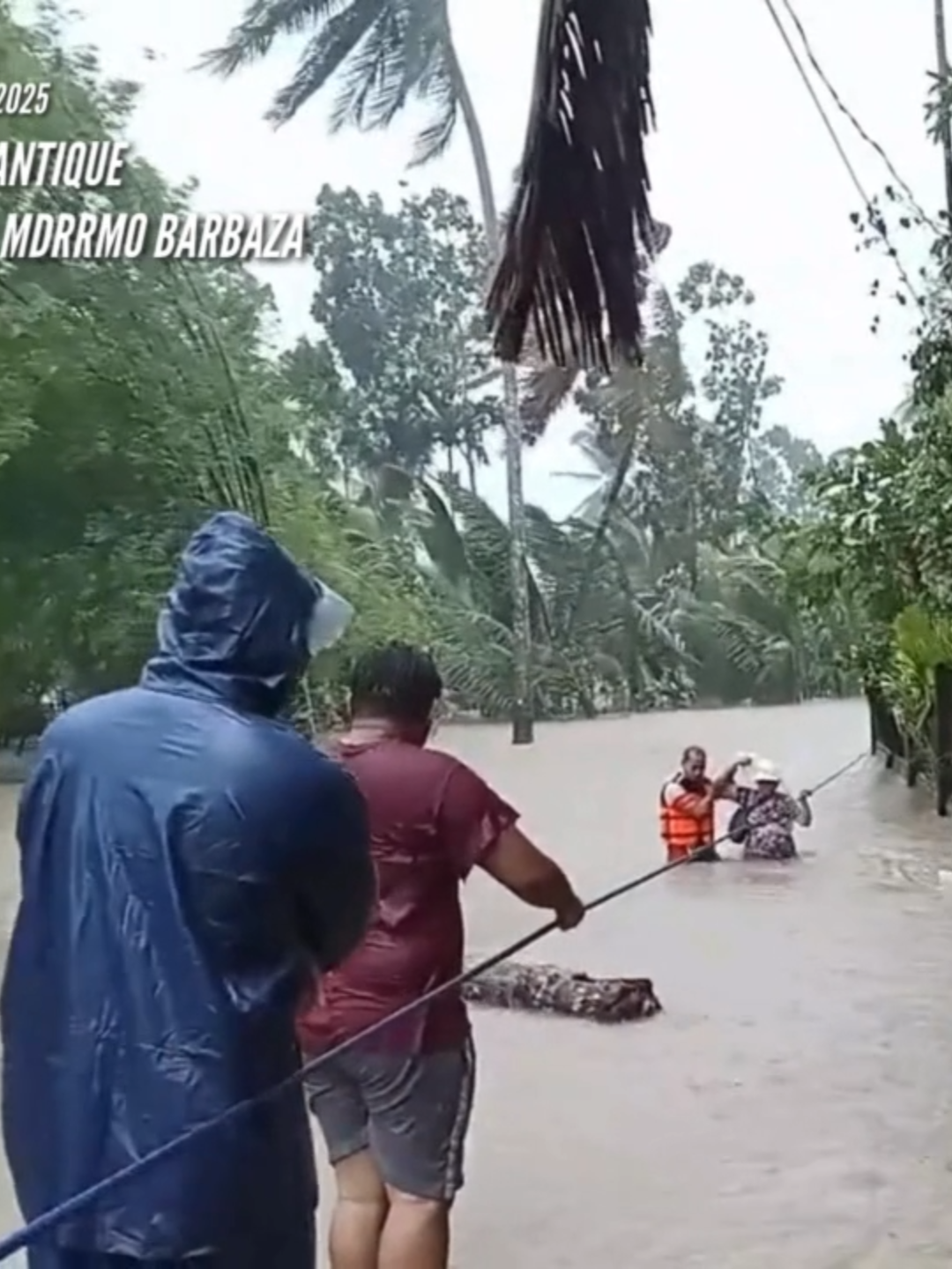 PANOORIN: Puspusan ang isinasagawang rescue operation sa ilang mga residenteng apektado ng pagtaas ng baha sa Bayan ng Barbaza, sa Antique dulot ng Bagyong #OpongPH. Sa video mula sa MDRRMO Barbaza, makikita na gumagamit ng tali ang mga kawani ng lokal na pamahalaan para maging alalay ng mga residenteng nire-rescue mula sa hanggang baywang na baha sa lugar. Courtesy: MDRRMO Barbaza/Facebook #GMAIntegratedNews