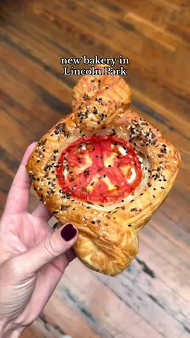 Just opened in Lincoln Park! Dorothy’s bakery - they’ve had a stand at the farmers market for a few years and just opened up their storefront this week. FYI there is no seating - to-go only 📍Lincoln Park #chicagofood #chicagorestaurants #newinchicago #lincolnpark 