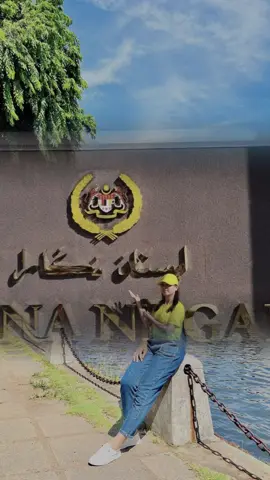 Xin trân trọng giới thiệu cô Nguyễn Thị Văn Lan – “chị đại” quyền lực nhưng siêu dễ thương của 10A3 tụi mình. Cô nổi tiếng với skill “rắc muối” thượng thừa: mỗi câu nói là một pha “bắn joke” chất như nước cất, biến tiết học khô như sa mạc thành talkshow cười bể bụng. Nhưng đừng để nụ cười xịn xò ấy đánh lừa, chỉ cần cô “đi một chiếc liếc” là cả lớp auto mute ngay lập tức.#xuhuongtiktok #lop10a3 #truongthptchiengsinh 