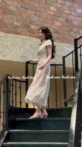 Mặc cái váy sang hết cả người, bác nào đi cưới cầm thêm cái túi nữa là 10 điểm 😝😝#xhuong #setdoxinh #tiktok #thoitrang #vayxinh 