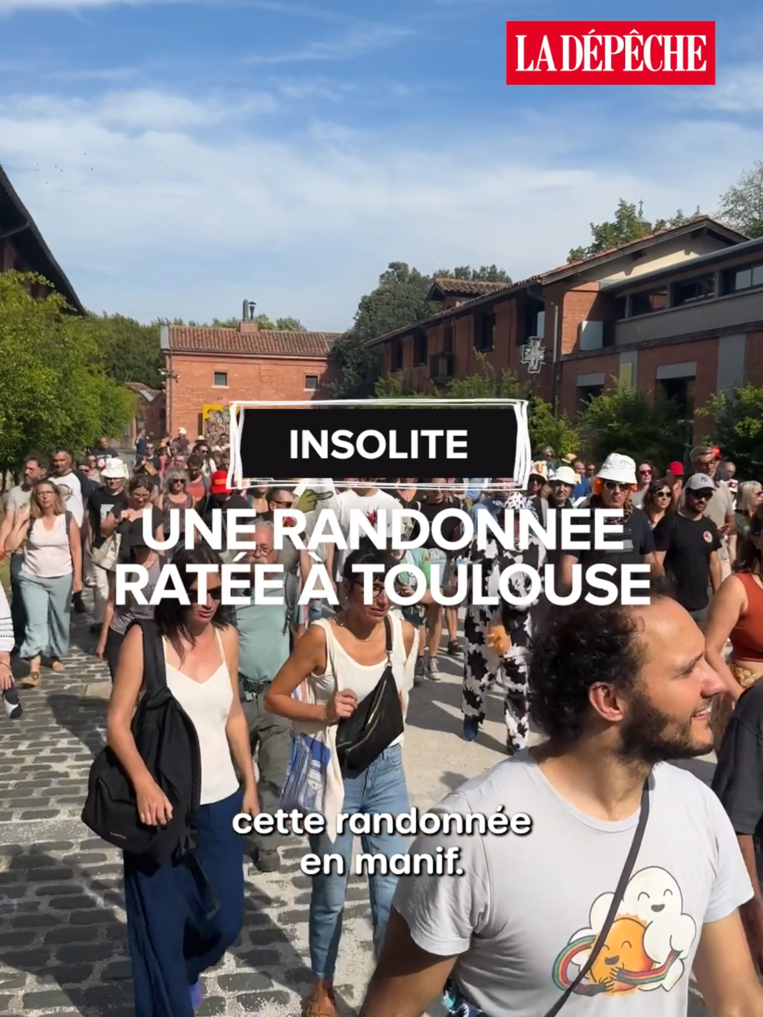 On a testé la randonnée ratée à Toulouse. Organisée par l'humoriste et écrivain Bruno Léandri, on s'est arrêté 15 minutes devant un lampadaire et une bouche d'égout. On a chanté et on a pu le huer à la fin... parce que c'était vraiment raté. #randonnee #marche #trail #groland #toulouse