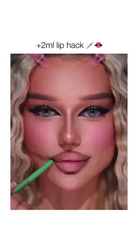 Lip plumping makeup hack 👄 @annpankova__ #makeuphacks 