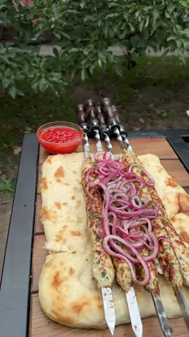 Люля з курочки🔥 ніжно, соковито🤤 До курячого фаршу додаємо цибулю натерту на терці, петрушку, базилік, сіль і перець. Далі потрібно перемішати і гарно відбити фарш. Потім в холодильник на 1-2 години. Вогонь, середній жар, смажимо постійно перевертаючи. Не перетримуйте на вогні бо вийде не достатньо соковитий. Смакує гарно з лавашем чи пітою і маринованою цибулькою 🔥 