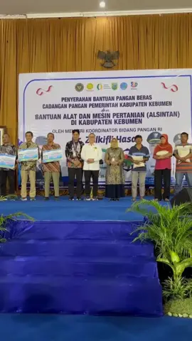 Menko Pangan Zulkifli Hasan menyerahkan 5 ton beras dan 136 unit alsintan untuk petani Kebumen! Langkah nyata ini diharapkan meringankan beban masyarakat sekaligus memperkuat ketahanan pangan di desa. #PartaiAmanatNasional #bantupanganbanturakyat #zulkiflihasan #menkopangan 