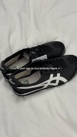 easily one of my most worn shoes in my shoe rotation ✮˚.⋆  filmed this in a hotel room from my japan trip and it was sitting in my drafts 👹 i have so much content i still need to post from japan lol #onitsukatigermexico66 #fallshoes #onitsukatigerjapan #onistukatiger #sneakers @Onitsuka Tiger 