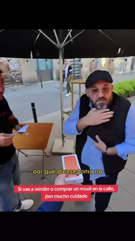 Si vas a vender o comprar un movil en la calle, ¡ten mucho cuidado! En este vídeo, un chico en Barcelona iba  vender un iPhone 17 Pro y los estafadores intentaron hacerle la típica trampa del cambio de sobre: ATENCIÓN A ESTE MÉTODO 1 Él entrega el móvil+dinelo SOBRE 2 Ellos piden el dinero 