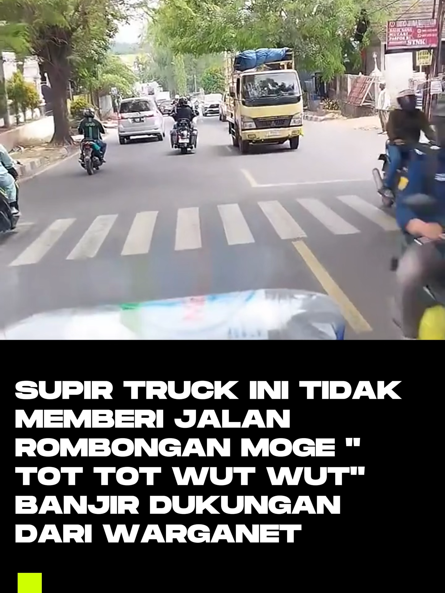 🚦 Di jalan raya, semua pengguna punya hak yang sama. Kadang ada momen unik: rombongan motor lewat minta prioritas dengan bunyi “tot tot wut wut”, tapi truk tetap melaju tenang. 🚚🏍️ Ingat, aturan lalu lintas berlaku buat semua, bukan cuma sebagian. 😉 #KeselamatanJalan #EtikaBerkendara #RoadSafety
