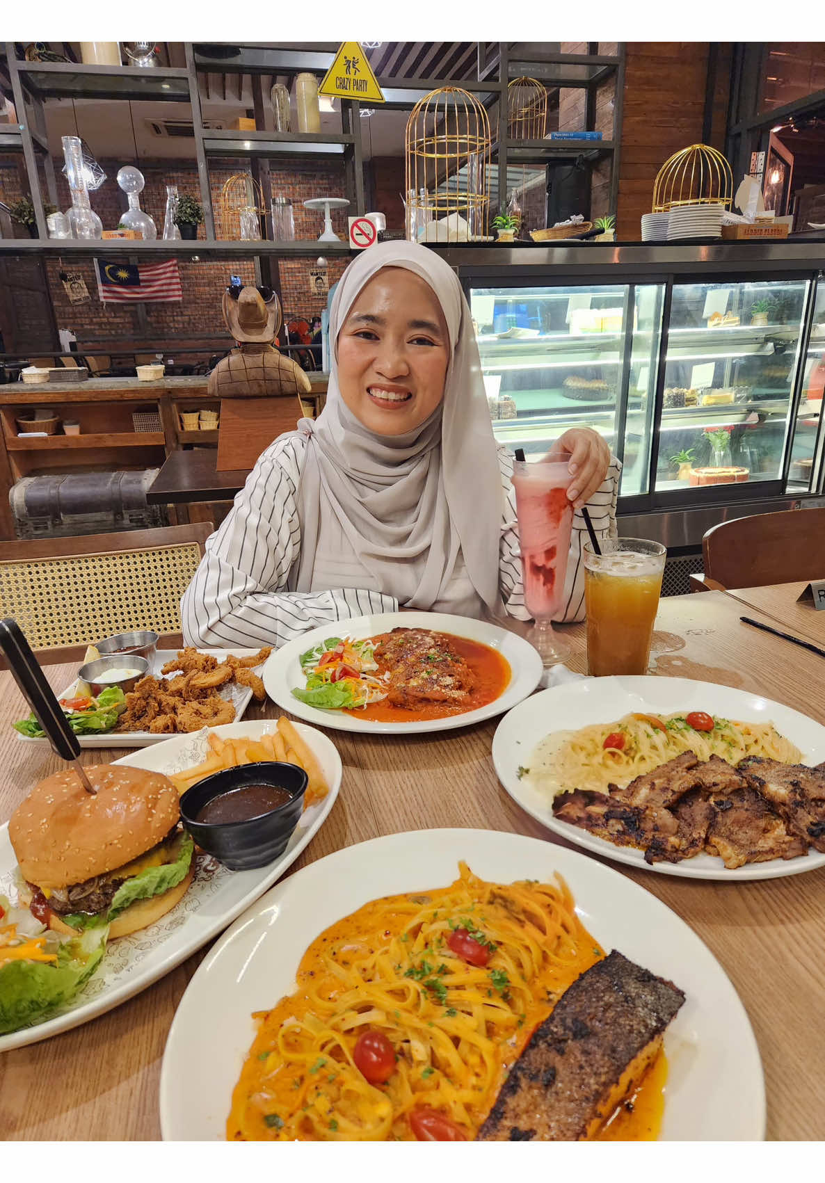 Legit one of the best food spots in Cyberjaya! Family & kids-friendly western restaurant 🌿 ✅ Ambience cozy – ada indoor, outdoor & kids area ✅ Perfect untuk family gathering, birthday & celebration ✅ Portion besar – boleh share 2-3 orang ✅ Every dish here is a must-try 🍴 📍 Giggles & Geeks Ground Floor, Bio-X Centre, Persiaran Cyber Point Selatan, Cyber 8, 63000 Cyberjaya, Selangor 🕰️ 10am – 10pm 👉 Jom singgah & experience sendiri. Sekali datang, confirm nak repeat lagi! 🔥 @Giggles & Geeks | Western Cafe  #gigglesngeeks #cyberjaya #klfoodie #halalfoodie #putrajaya