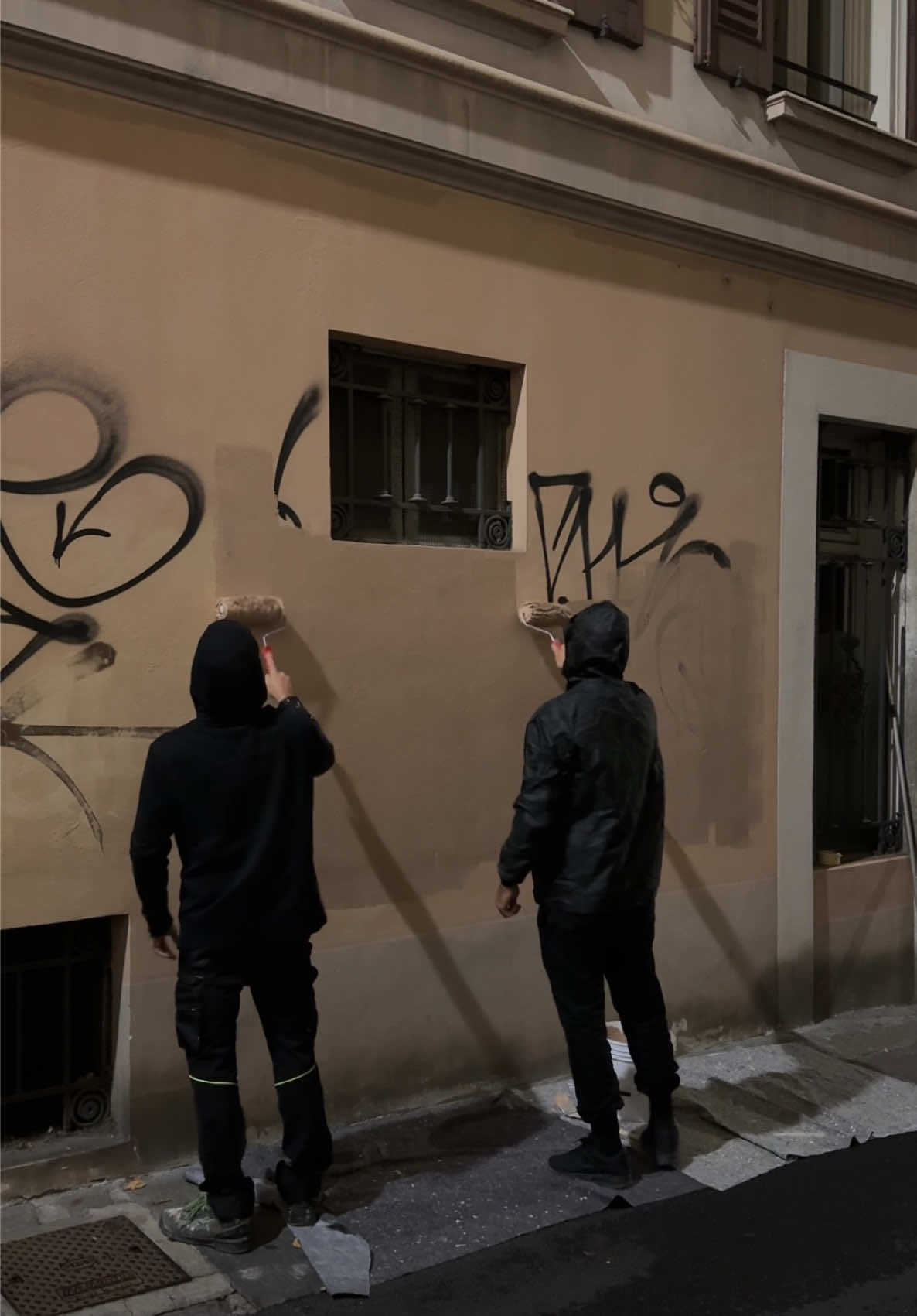 Un muro alla volta. Una persona in più. Ancora e ancora. Stanotte è toccato a te.  Muro 9. Bentornato🖤 #neiperteee #foru #CleanTok #city #ghostpitùr 