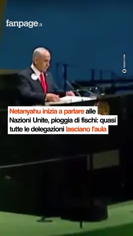 Fischi, applausi e delegati che abbandonano l’aula. È così che è iniziato il discorso di Benjamin Netanyahu all’Assemblea generale delle Nazioni Unite. “Vogliamo finire il lavoro a Gaza il più velocemente possibile”, ha dichiarato il premier israeliano, ribadendo che gli ultimi militanti di Hamas sarebbero confinati a Gaza City. Poi il messaggio diretto agli ostaggi: “Non vi abbiamo dimenticato, non riposeremo finché non vi avremo riportato a casa. Ho fatto piazzare altoparlanti intorno a Gaza perché possano sentirmi.” Con una spilla al petto con un QR code che rimandava a un sito sulle atrocità del 7 ottobre, Netanyahu ha puntato il dito anche contro l’Iran: “Sta sviluppando un programma nucleare e missilistico che mette a rischio Israele e gli Stati Uniti.” Un discorso accolto da un’aula spaccata, tra proteste e sostegno.