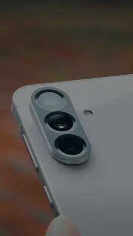 SAMSUNG GALAXY A56 5G  Spesifikasi Utama Komponen	Detail Dimensi & Bobot	162,2 × 77,5 × 7,4 mm • 198 g  Ketahanan	Sertifikasi IP67 (tahan debu & air)  Layar	Super AMOLED 6,7 inci, FHD+ (1080 × 2340), refresh rate 120 Hz, kecerahan hingga ~1.200 nits, Gorilla Glass Victus+  Prosesor (Chipset)	Exynos 1580, fabrikasi 4 nm  CPU / GPU	Octa‑core (konfigurasi 1×2,9 GHz + 3×2,6 GHz + 4×1,95 GHz) • GPU: Xclipse 540  RAM & Penyimpanan	RAM: 8 GB / 12 GB • Penyimpanan internal: 128 GB / 256 GB (tidak ada slot microSD)  Kamera Belakang	Triple kamera:<br>• 50 MP (wide, f/1.8, PDAF, OIS) <br>• 12 MP (ultrawide, f/2.2) <br>• 5 MP (makro, f/2.4)  Kamera Depan	12 MP (wide, f/2.2)  Video	Perekaman hingga 4K @ 30 fps (kamera belakang)  Baterai & Pengisian	5.000 mAh • Pengisian cepat 45 W  Sistem Operasi	Android 15 (One UI 7)  Konektivitas & Lain‑lain	5G, Wi-Fi (versi terbaru), Bluetooth 5.3, NFC, USB‑C, stereo speaker, fingerprint di bawah layar  Pilihan Warna	Awesome Olive, Awesome Graphite, Awesome LightGray, Awesome Pink  #samsung #samsunga565g 