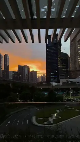 bagian 28  mau kalian sebut ini sudut kota atau tengah kota intinya ini indah banget, yang sering sumpek liat macet wajib banget hirup udara segar disini sambil liatin kereta lewat, cape kalian diperjalanan terbayar kok, tapi perjalanannya juga seru karena naik LRT dan MRT!!! yakin gamauu cobaaa? #fypage #trend #lrtjabodetabek #trinitytower #jakarta 