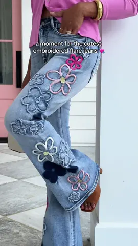 can we all just give a moment for the cutest embroidered flare jeans 💘 