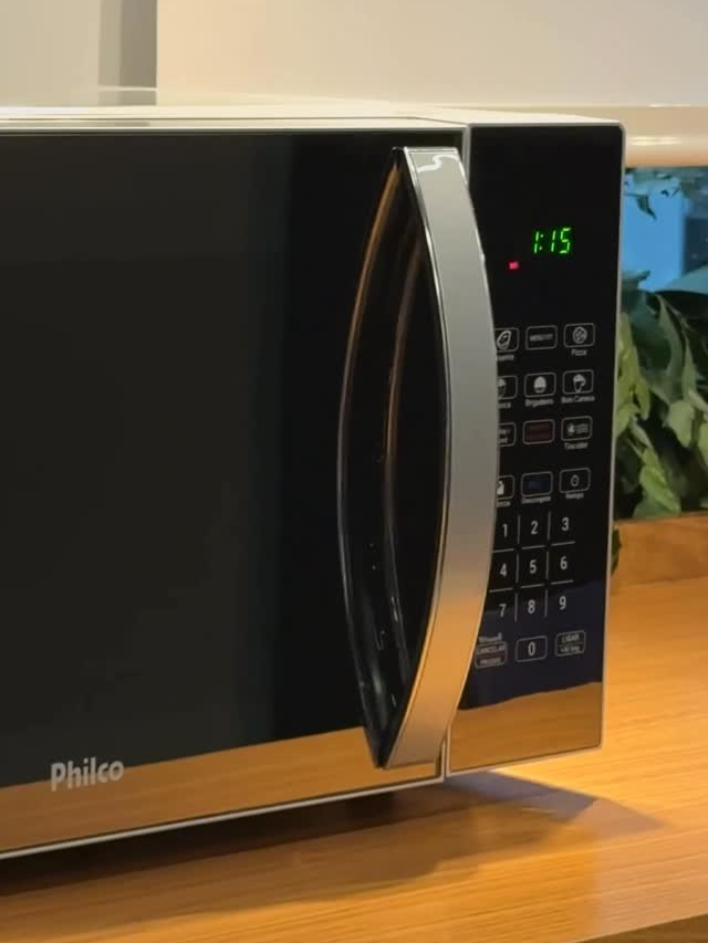 O Micro-ondas Philco PMO28S é o parceiro ideal da sua cozinha! 🖤 ✔️ 25L de capacidade ✔️ 6 receitas pré-programadas ✔️ Funções Tira Odor e Manter Aquecido ✔️ 1100W de potência ✔️ Classe A em economia #Philco #Microondas
