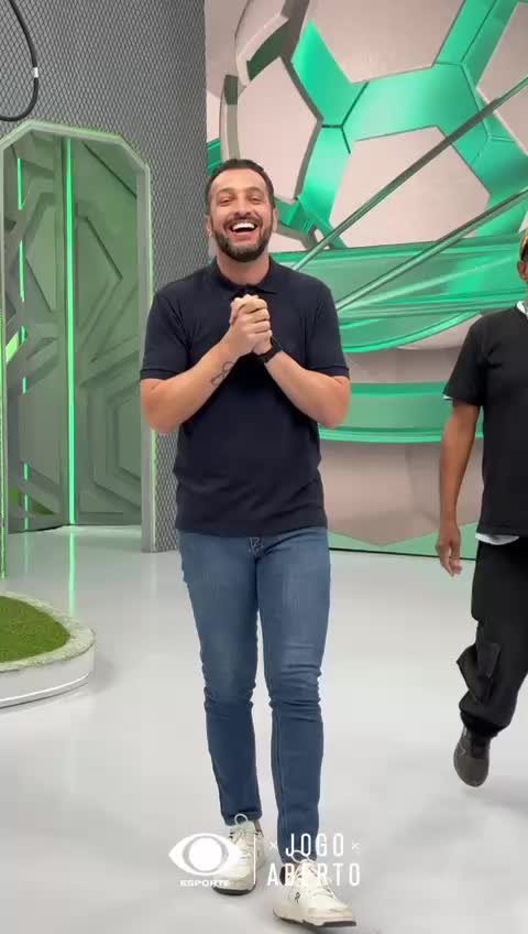 Na moral, Cicinho, péssimo dia pra você hoje 😂😂😂 #JogoAberto