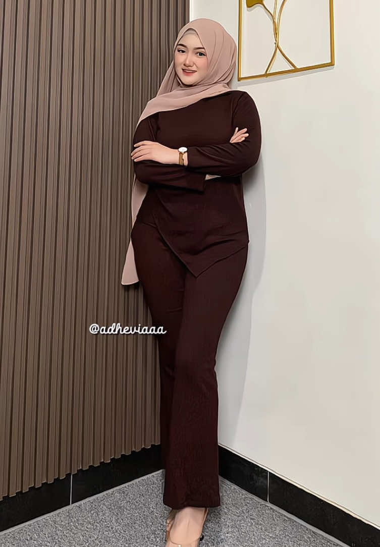 aw cantiknya onesetku ini, bahannya lembut, adem, melar, modelnya simple cantik dan warnanya bikin cerah dikulit🤎✨ @BESTIIE_ID  #oneset #onesetknit #setelanknit 