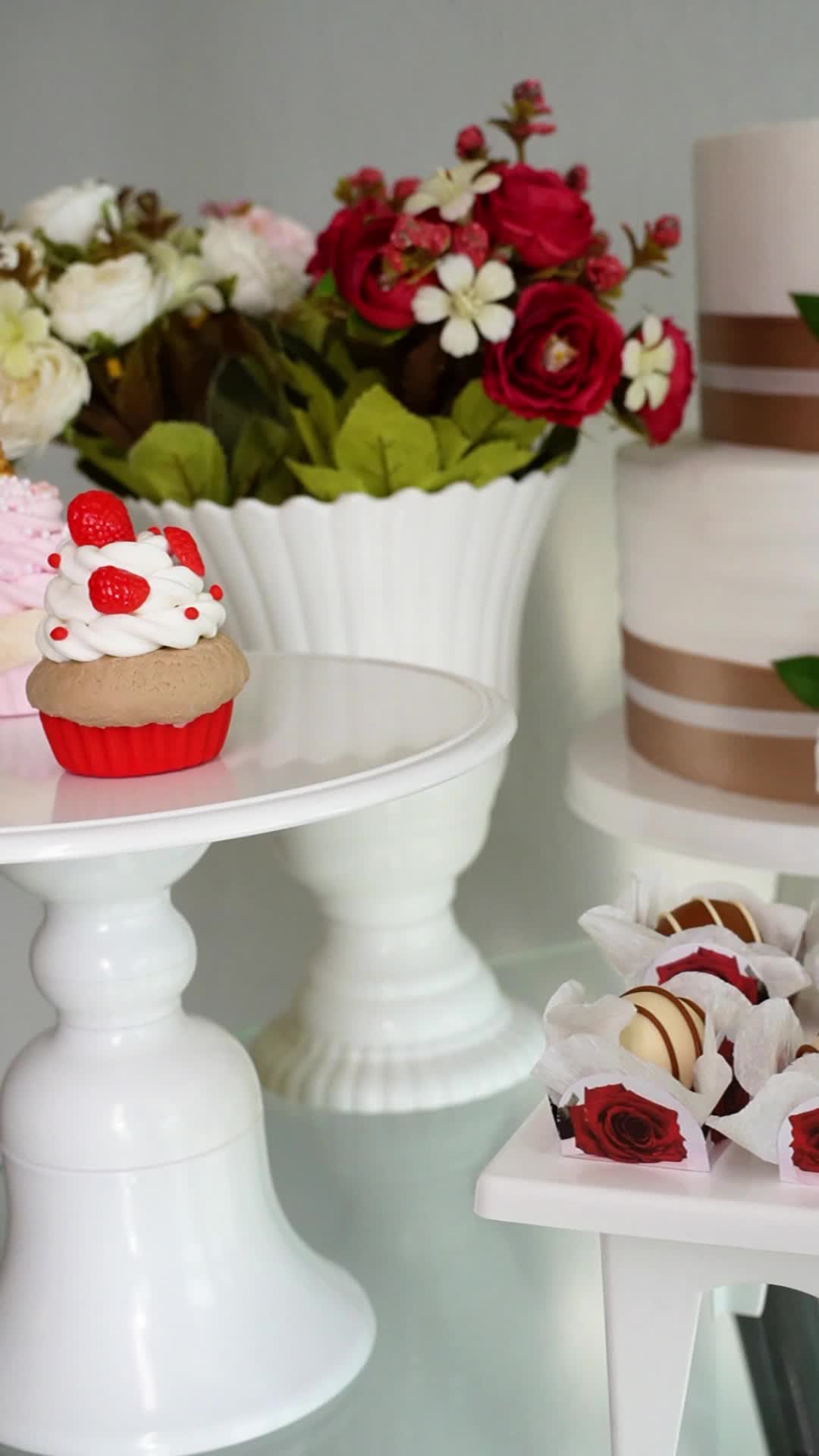 🤍 Versatilidade e elegância em cada detalhe! Nossos produtos na cor branca são peças coringas que combinam o clássico com a beleza! ✨ Deixe sua loja ainda mais completa com nossos produtos. Entre em contato conosco para saber mais! #PlastArt #KitBranco #DecoraçãoVersátil #FestaElegante #Vasos