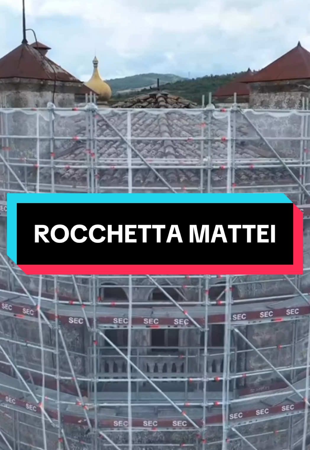 ✨ Un cantiere che segna la nostra storia. Alla Rocchetta Mattei, gioiello dell’Appennino bolognese e icona architettonica senza eguali, SEC Ponteggi è protagonista con una delle sue sfide più importanti: un ponteggio multidirezionale Layher a sbalzo. Una tecnologia che coniuga sicurezza e ingegno, al servizio di un luogo che merita di essere preservato e valorizzato. 🔧 Non un cantiere qualsiasi, ma un lavoro che diventa parte della memoria. #SECPonteggi #Layher #RocchettaMattei #Restauro #PonteggiMultidirezionali 