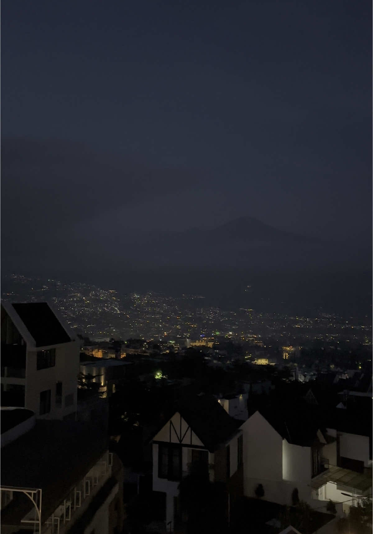 Ngopi dengan city lights yg indah😍😍 #batumalang #cafe #malang 