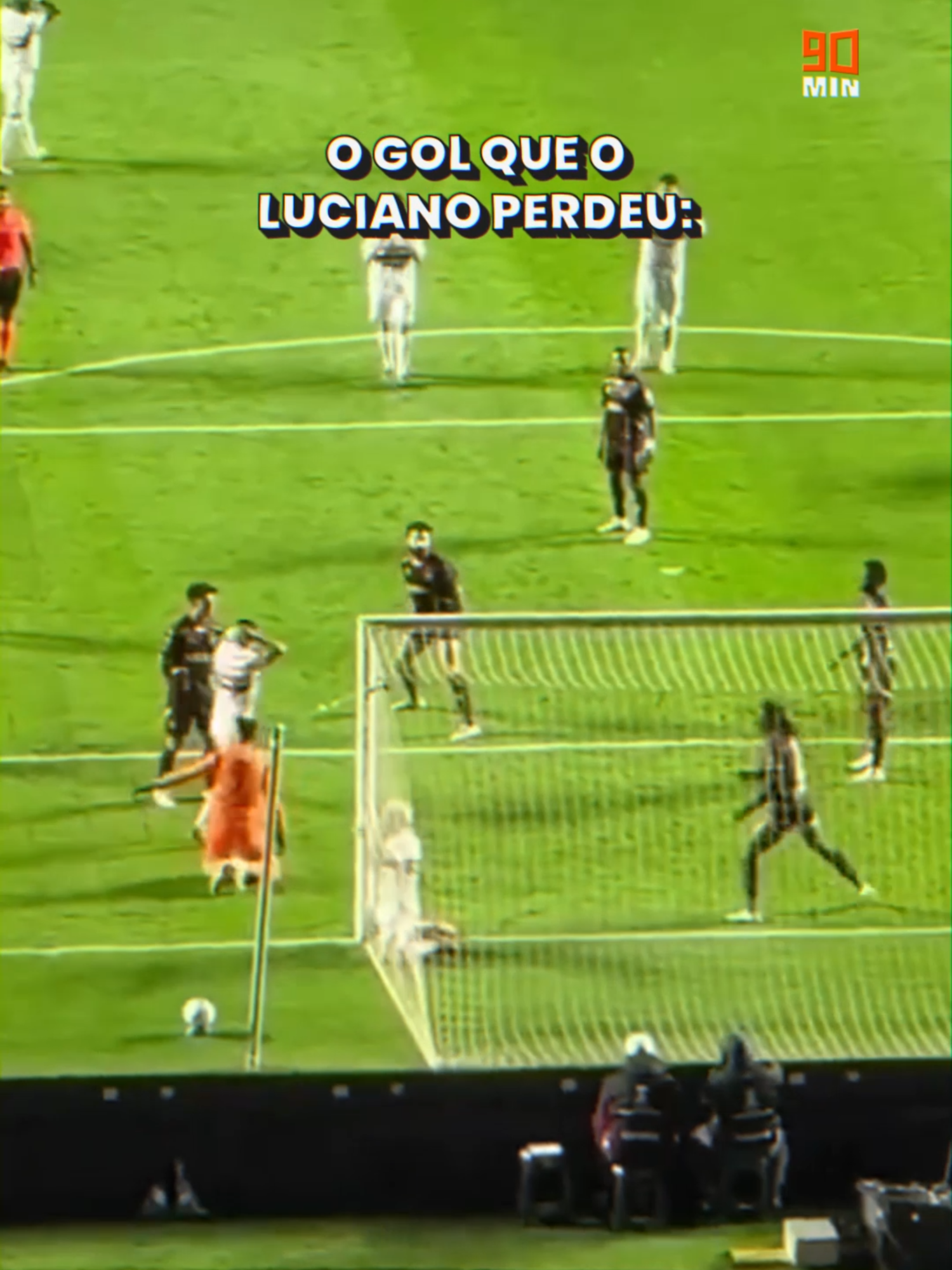 Isso aqui é maluquice, né? 🤯 🎥: helderalmeida_00 #luciano #saopaulo #spfc #footballfail #golperdido #futebolmeme #futebolmemes #futebolmemesbrasil #futebolzoeira #futebolzoeiro #footballfunny #footballfunnymoments #brasileirao #campeonatobrasileiro #memestiktok #tiktoksports #meme #footballtiktok #tiktokesportes