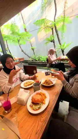 makanan tuh dia minta tolong 