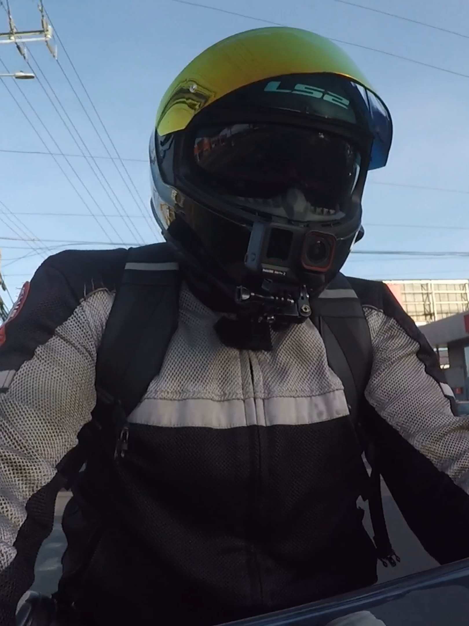 Como hay gente que les molesta vernos felices en carretera. Es una prado no un trailer, si no sabe medir mejor cómprese un compacto.
