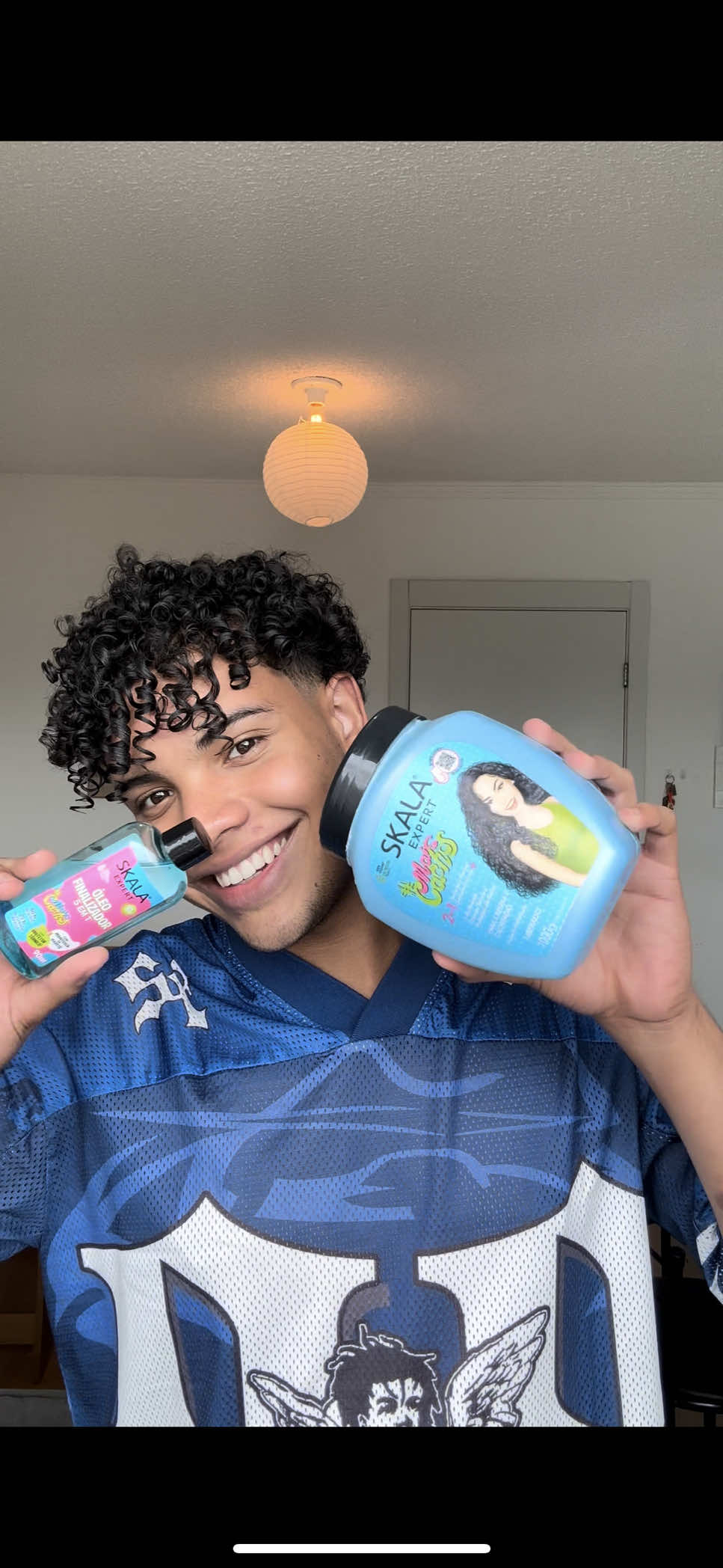 Respondendo a @☸ testa essa escova mais esses produtos a finalização perfeita🏄🏽‍♂️ @Skala Cosméticos skala mais cachos e esse óleo lançamento 5 em 1 eu tô apaixonado! 👕@SHEIN #curlyhair #curls #curlyhairroutine #projetocacheados #skalafrutástica 