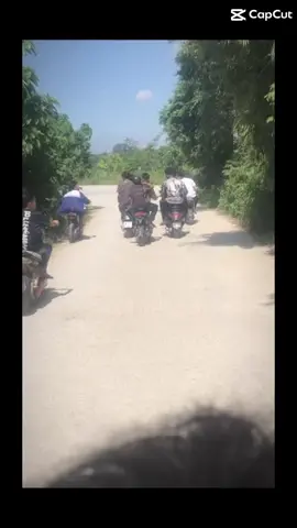 trên màn hình đây là một đội ở hướng đạo đội này đã sang đất hoàng hoa để đánh một tk tên là ( đinh tân cương) hoàng hoa trên mạng chửi hướng đạo rất ghê mà khi hướng đạo sang đội hoàng hoa đã nhìn thấy và chạy hết,trong đội hướng đạo có 4 thủ lĩnh, đó là 1 máy chém( phan văn an2k10),một máy đấm(bùi duy khánh2k11),2 máy tỉa(đỗ quang sỹ 2k12)và(nguyễn đức mạnh2k11) 4 thủ lĩnh này sang và đã dẹp được đất hoànghoa, hướng đạo nói ít hiểu nhiều#huongdaoonetop