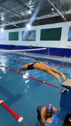 Sus primos 800m crol de @Sofía de los Angeles 🎀 gracias a @Nadadores UNI por las clases y los tips 🤘🏿 Ella es Sofía, y hoy vive un gran logro: nadar por primera vez 800 metros libres. 🌊 Recordemos que cuando empezó, apenas podía llegar a los 25 metros y la respiración lateral era un desafío imposible. Sin embargo, con constancia, esfuerzo y gracias al acompañamiento de Nadores Uni, Sofía ha crecido, ha aprendido y hoy puede completar los 800 metros con calma, seguridad y una gran sonrisa. 💪🏊‍♀️ #foryoupage❤️❤️ #swimming #natacion #piscina #goals 