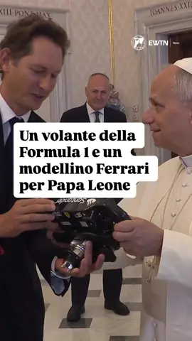 Papa Leone XIV ha ricevuto il 26 settembre in Vaticano John Elkann, presidente di Stellantis, accompagnato dalla moglie Lavinia Borromeo. Tra i doni consegnati al Pontefice: un volante di Formula 1 già utilizzato in gara e un modellino Ferrari.