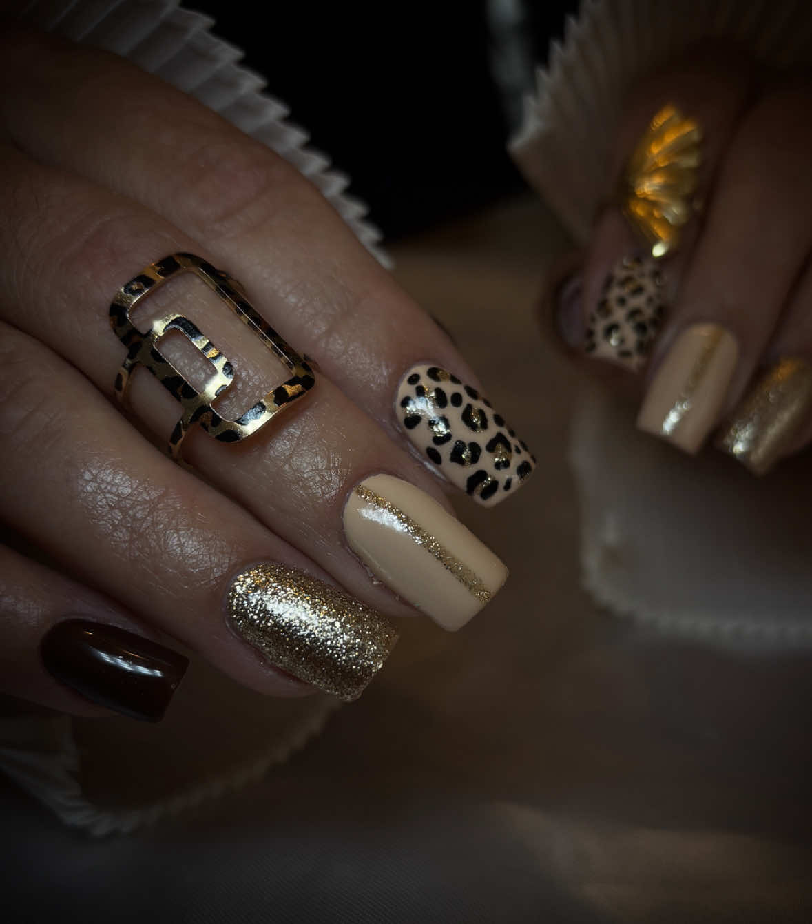 Remplissage en gel sublimé par un semi-permanent marron profond 🤎. Un nail art léopard chic relevé de paillettes dorées ✨ pour une manucure sauvage mais élégante. 📍 Déplacement à domicile dans le 18 et le 58 📩 Prise de rendez-vous en DM