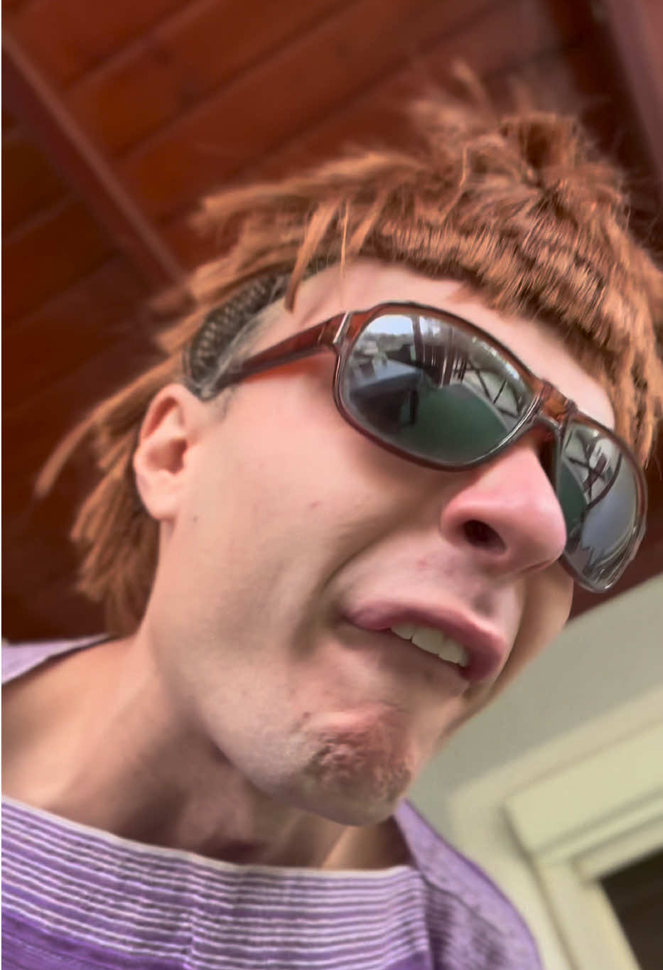 hirdetes | Nem kell megijedni, Eszter nem fog eltűnni. Jó kis kifogás volt, hogy kitalálta: allergiás a parfümre, így megint sikerült egy újabb problémát generálnia. Mamáék viszont imádják az illatokat. Egy jó ideje megunták a pacsulit, szinte rosszul vannak tőle. Így a SUPERZ termékeivel látja el őket lányuk, Anita.