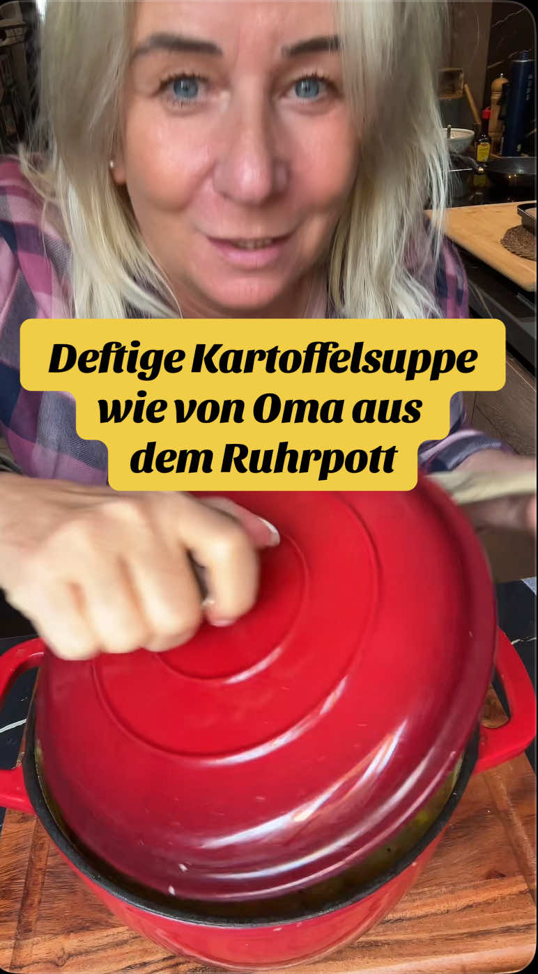 💨 Deftige Ruhrpott-Kartoffelsuppe wie bei Oma 👵 – mit Mettenden & Kassler 💚 #OmasGeheimrezept #RuhrpottKüche                                     #kartoffelsuppe                                       #hausmannskost                                  #FrauBö                                                  🥄 Zutaten (für ca. 4 Portionen) 	•	800 g mehligkochende Kartoffeln 	•	1 Bund Suppengrün (Möhre, Sellerie, Lauch, Petersilie) 	•	1 große Zwiebel 	•	1 EL Butterschmalz 	•	100 g Speckwürfel 	•	ca. 1 L Gemüsebrühe 	•	2 Mettenden 	•	1 Stück Kassler (ca. 200 g) 	•	1 TL Hefeflocken (optional, für herzhaften Geschmack) 	•	1 Messerspitze frisch geriebene Muskatnuss 	•	Salz, Pfeffer 	•	Maggi (nach Geschmack) 👩‍🍳 Zubereitung Schritt für Schritt: 1️⃣ Vorbereitung: Kartoffeln schälen und in grobe Würfel schneiden. Suppengrün putzen und klein schneiden, Zwiebel würfeln. 2️⃣ Anbraten: In einem großen Topf das Butterschmalz erhitzen. Zuerst Speckwürfel und Zwiebelwürfel anbraten, bis sie leicht Farbe bekommen. Dann herausnehmen und zur Seite stellen. 3️⃣ Gemüse anschwitzen: Im verbliebenen Fett das Suppengrün kurz andünsten, dann die Kartoffeln hinzufügen. Mit Gemüsebrühe aufgießen, bis alles gut bedeckt ist. 4️⃣ Würzen & mitgaren: Hefeflocken, Muskat, Salz und Pfeffer dazugeben. Jetzt die Mettenden und das Stück Kassler im Ganzen in die Suppe legen und alles zusammen ca. 30–35 Minuten sanft köcheln lassen, bis die Kartoffeln schön weich sind. 5️⃣ Fleisch herausnehmen & veredeln: Am Ende der Garzeit Kassler und Mettenden herausnehmen. Kassler in Würfel schneiden, Mettenden in Ringe schneiden und in einer Pfanne kurz anbraten, bis sie eine leckere Farbe bekommen. 6️⃣ Finalisieren: Alles wieder zur Suppe geben und nochmals kurz aufkochen lassen. Zum Schluss mit Salz, Pfeffer, Maggi und Muskat abschmecken. 🍲 Serviervorschlag Mit frischer Petersilie bestreuen und mit einem Stück Bauernbrot servieren – das ist Ruhrpott-Seelenfutter pur ❤️🥔💨