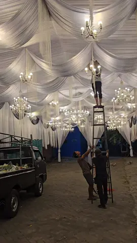 Proses pemasangan tenda tematik, berukuran 8x24 meter #tendadekorasisidoarjo #persewaantendasidoarjo #sewatendasidoarjo #tendapernikahansidoarjo #mj_decoration