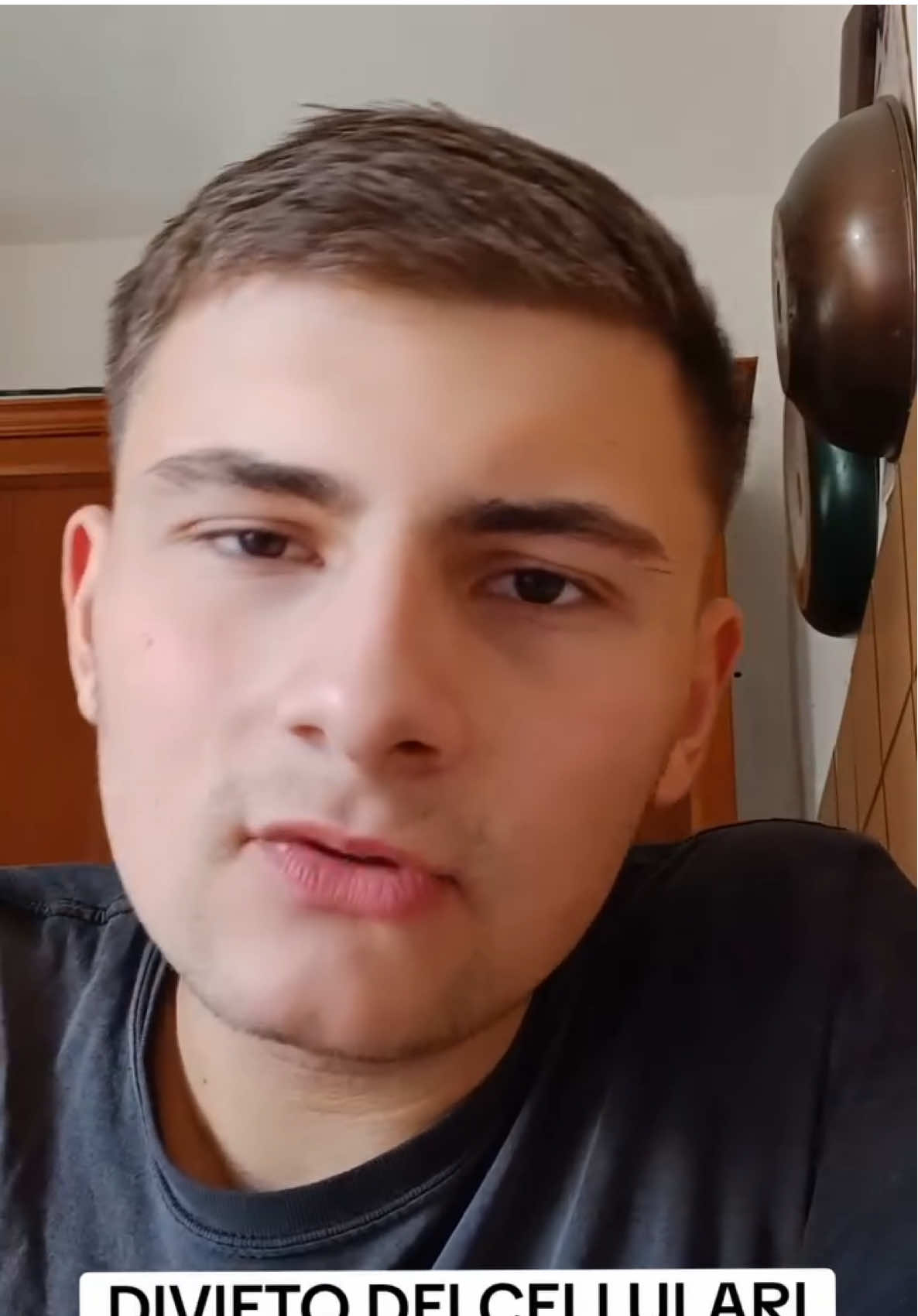 Stop ai cellulari in classe, il celebre tiktoker Matteo Verdoliva: a scuola bisogna seguire le lezioni! 👏🏻 Fonte: @Matteo Verdoliva 