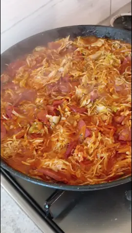 тушёная капуста необыкновенно вкусная и очень-очень быстро делается одна крупная морковка натереть на любой тёрке одна крупная луковица нарезать так как вам больше нравится отправляем всё в разогретую сковороду обжариваем на растительном масле дальше добавляем порезанную подкопчёную колбаску в данном случае этот рецепт вкусный именно с колбаской Вы можете сделать с любым другим мясом но это уже будет по-другому обязательно Попробуйте с колбасой и такую капусту будут кушать даже капризные детки кочан капусты нарезали нашинковали отправляется всё это дело у нас в сковороду или кастрюльку Казан Где вы будете всё это дело тушить тушим до готовности добавляем чесночок специи зелень накрываем крышечкой чуть-чуть постоит и Всем приятного аппетита. а вообще обязательно посмотрите до конца видео рецепт там всё очень доступно рассказано ем спасибо.  #тушенаякапуста #каруста#домашняяеда #рецепт#рецепты#готовка#быстроивкусно 