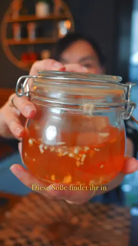 Die wichtigste Soße in meiner Küche: Nuoc Cham Zutaten ( ca. 200 ml) 40 g Zucker (für weniger süß: 30–35 g) 100 ml handwarmes Wasser 50 ml Fischsauce 25–35 ml Limettensaft (nach gewünschter säure) 1 kleine Knoblauchzehe (fein gehackt) 1 kleine rote Chili, fein gehackt Zubereitung Zucker im handwarmen Wasser vollständig lösen. Fischsauce einrühren. Limettensaft, Knoblauch und Chili zugeben. Abschmecken, dass süß-sauer-salzig-scharf im Gleichgewicht ist. (ggf. mit 1–2 TL Wasser oder 1 TL Zucker oder 1 TL Limette abschmecken) #nuoccham #dippingsauces #rezept #sauce #vietnamesefood