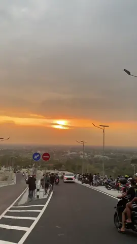 Sunset dijalan baru  📍 Tebing Banyunibo #fypシ゚ #viral #viralvideo #jjls #banyunibo #tebingbanyunibo #jalanviral #jalanbaruprambanangunungkidul #suara #trending #trend #jogja #jogja24jam #jogjaistimewa 