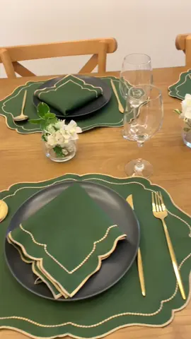 ✨ Uma mesa bem posta transforma qualquer refeição em um momento especial. Cada detalhe mostra carinho e cuidado 💕 Clique no link e garanta já o seu jogo americano bordado 🍽️✨ #MesaPosta #Decoração #Aconchego #JogoAmericano  @JRA ENXOVAIS 