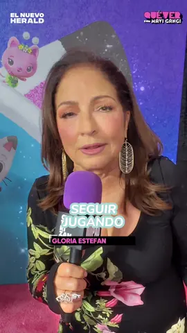 🎬✨ Con el estreno en cines de Gabby’s Dollhouse: The Movie no podemos dejar de hablar de la increíble Gloria Estefan, que interpreta a Gigi una abuela latina y bohemia, con un estilo que le recuerda mucho al suyo ❤️ Esta divertida y tierna aventura familiar promete conquistar a grandes y chicos. #gabbysdollhousemovie #gloriaestefan 
