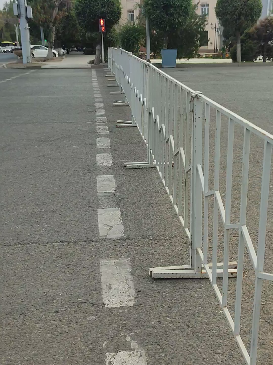 Таразе в очередной раз мероприятие решили провести на центральной площади, вновь создав большие неудобства и помехи водителям. А ведь можно было использовать специально созданные для этого площади - Шахристан, парк Древний Тараз, Президентский парк и так далее. Хотелось бы знать, чья это инициатива - в очередной раз занять центральную площадь? #тараз #площадь #президентскийпарк @ZHAMBYL.GOV.KZ 