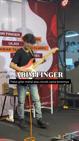 Selain 2 gitar itu, Abim juga punya Bacchus signature series-nya sendiri seharga Rp 70 jutaan. Tapi mau pakai gitar harga berapa pun, kalau memang dasarnya jago ya keren-keren aja mainnya 😎 #gitarplus #gitaransore #abimfinger #gitarismuda #gitaris 