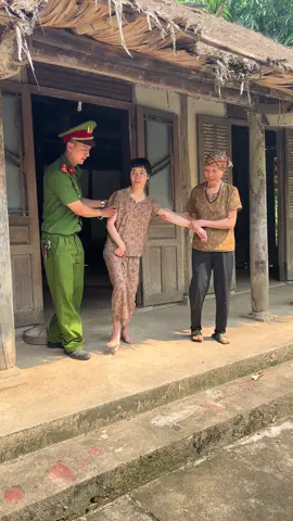 Ông Hà Văn Cẩn từng tham gia kháng chiến chống Mỹ cứu nước sau khi trở về địa phương tại Đoan Hùng - Phú Thọ ông đẻ được 1 người con gái  nhưng bị ảnh hưởng của chất độc màu da cam chị năm nay hơn 40 tuổi nhưng tâm trí vẫn như 1 đứa trẻ. Mỗi gia đình nạn nhân chất độc màu da cam có 1 cái vất vả riêng như gia đình ông Cẩn người con gái bị chất độc màu da cam vẫn đi lại được nhưng thần chí không bình thường mỗi khi phát bệnh mất kiểm soát, đập phá đồ đạc cào cấu gây nguy hiểm cho người khác... nên phải chủ yếu nhốt ở trong phòng đóng kín cửa. Gia đình ông cẩn sống nhiều năm qua trong căn nhà lá rách nát nguy cơ đổ sập, hiện tại ông Cẩn đã mất chỉ còn lại vợ ông và 1.000.000 VNĐ chế độ cho người cin gái bị chất độc màu da cam, còn bà là người trực tiếp chăm sóc cho chị con gái đấy thì không có chế độ. Năm trước nhà trước nguy cơ bị đổ sập nên gia đình quyết tâm vay mượn và xây 1 căn nhà ở bên cạnh. Rất mong sự chung tay của cộng đồng có sự động viên đến gai đình ông Cẩn và các gia đình cựu chiến binh nạn nhân chất độc màu da cam. Gia đình ông cần là 1 trong 5 gia đình nạn nhân chất độc màu da cam mình đang giúp đỡ trong tháng 10 sẽ bàn giao sự động việ của mọi người đến các gia đình nạn nhân. Mọi sự giúp đỡ xin gửi về mình stk để dưới phần cmt hoặc ib chi mình. Rất cảm ơn sự chung tay giúp đỡ của mọi người. 