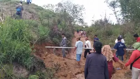Wakil Bupati Simalungun, Polres, Dandim beserta rombongan dan Masyarakat Adat LAMTORAS SIHAPORAS turun meninjau jalan yang di rusak PT TPL turut juga melihat tanaman masyarakat yang di rusak TPL. Akses Jalan juga diputus TPL digali sedalam 3 meter dan lebar 7 meter selanjutnya di palang pakai besi. #Halak_Hita  #Tutup_TPL  #Fakta_Berbicara 