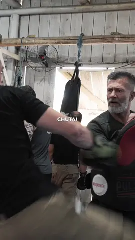 Treino real, aplicação prática e muito aprendizado 👊🔥 Levei minha experiência de Muay Thai pra dentro da Polícia Militar em uma aula especial de técnicas de luta, defesa pessoal e preparação física. Link na bio para assistir o vídeo completo no meu canal! Pra elevar sua performance também, acessa o site da @growthsupplements e usa o cupom RANGEL 💥