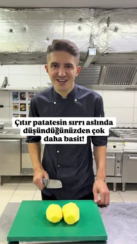 👉 Dışı altın sarısı çıtır, içi pamuk gibi yumuşak patates kızartması! 🍟🔥 Patatesleri doğradıktan sonra soğuk suda birkaç kez yıkayıp biraz bekletiyorum. Bu adım fazla nişastayı uzaklaştırıyor, yüzeyi temizliyor ve kızarırken hem yağ çekmesini hem de birbirine yapışmasını engelliyor. Kurulayıp ince bir tabaka nişastaya buladığınızda ise yağa girdiği anda dış yüzeyde ince bir kabuk oluşuyor. Bu kabuk içerdeki nemi hapsediyor, dışarıda ise ekstra çıtırlık sağlıyor. ✨ Sonuç: Evde kendi ellerinizle profesyonel çıtırlıkta patates kızartması. 📌 Kaydetmeyi unutma, denediğinde farkı göreceksin!