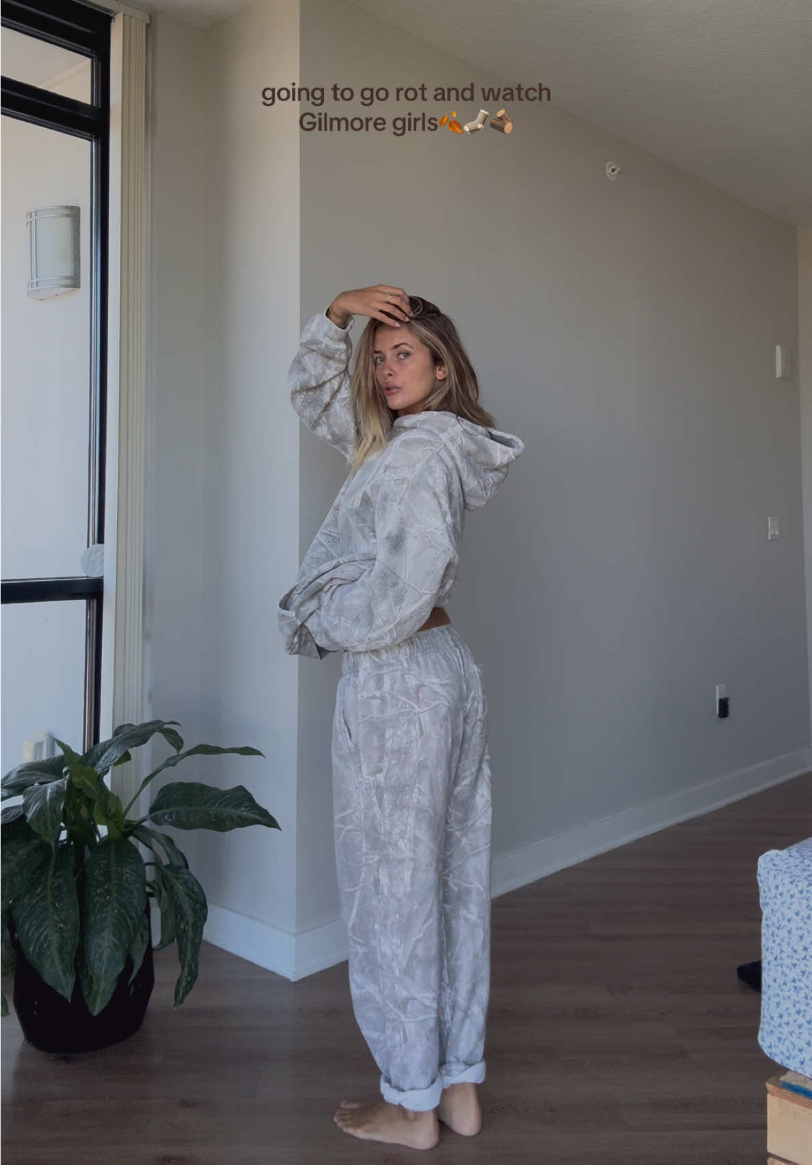 rotting w my girls on the couch this fall is all I’m thinking about #sweatset #falloutfits #camopants #camohoodie 