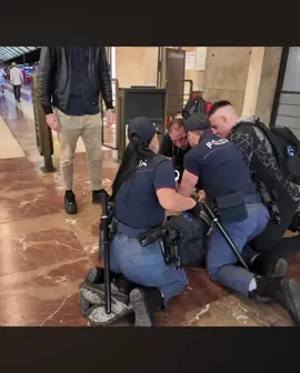 Polizia arresta un uomo aggressivo e pericoloso alla stazione ferroviaria di Firenze #arresto #polizia #firenze 