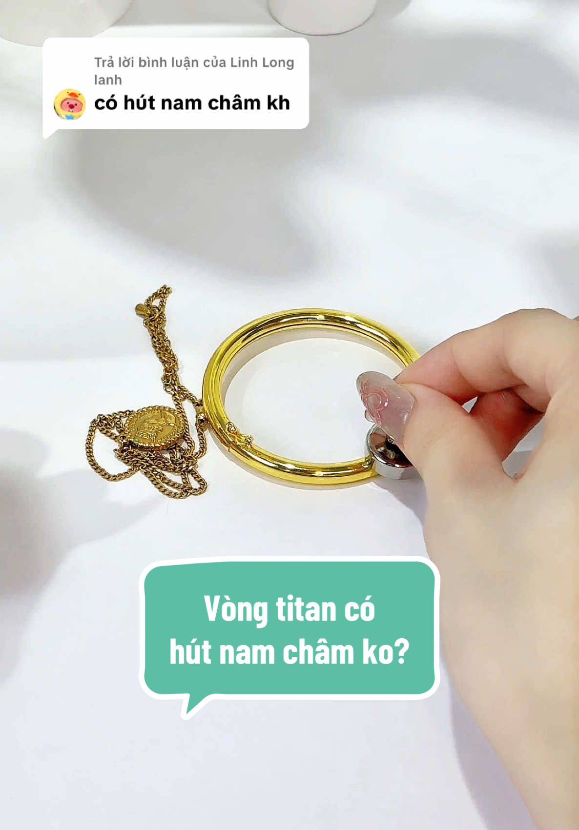 Trả lời @Linh Long lanh  Vòng tay bằng chất liệu titan nhìn giống y vàng thật, không hút nam châm đâu nha #vongtaytitan #vongtaytitanvang24 #trangsuctitan #phukienthoitrang #sausaureview 